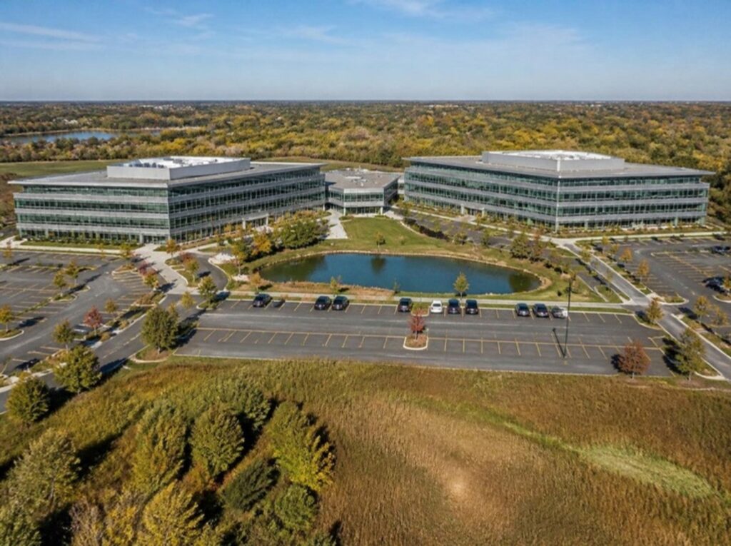 Corporate office campus with a pond in Libertyville, IL, Libertyville office space guide for tenants | Tenant Advisors