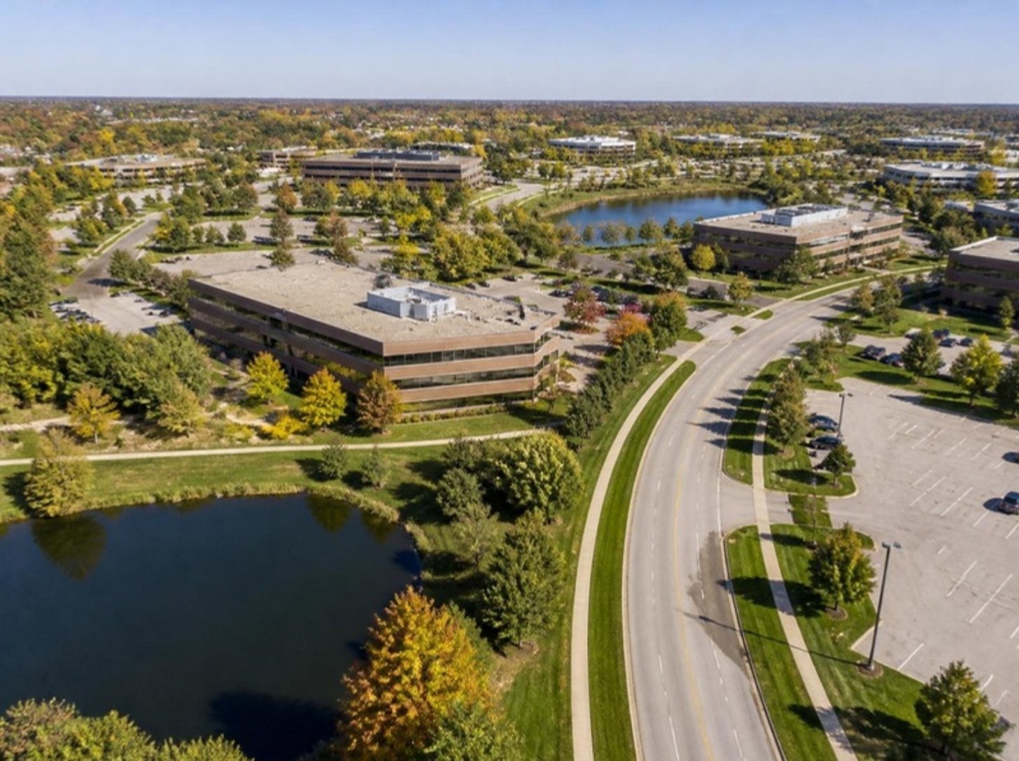 Low-rise business park office buildings in Vernon Hills, IL, Vernon Hills office space guide for tenants | Tenant Advisors