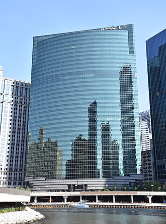 333 West Wacker Drive office tower on the Chicago River